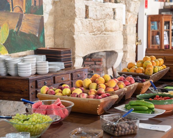 Ein Frühstücksbuffet mit einer Auswahl an vielerlei Obst- und Gemüsesorten