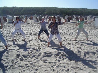 Auf der Qi Gong Reise mit Brigitte Heilmaier freuten sich die Teilnehmerinnen über Qi Gong Stunden mit direktem Blick auf die Nordsee 