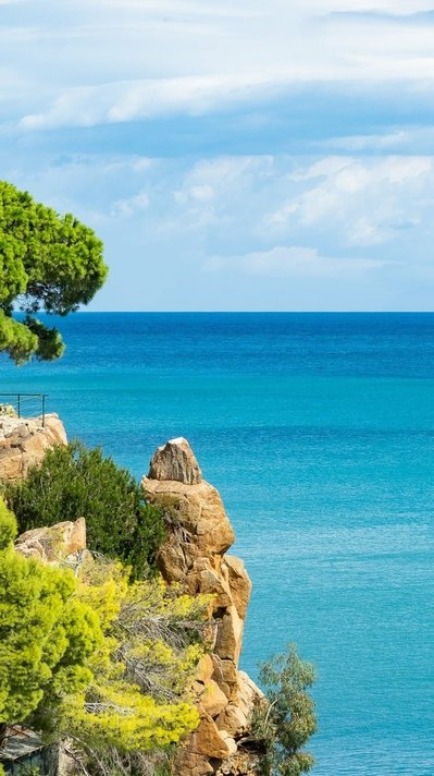 Erkunden Sie die felsige Umgebung des Hotel Kalura