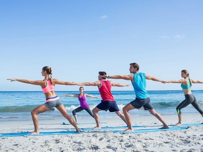 Genießen Sie achtsame Yogastunden direkt am Strand.