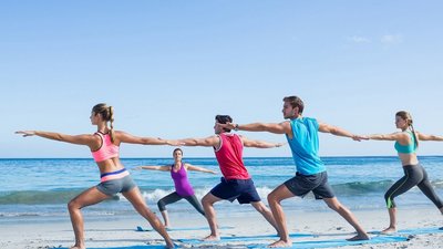 Genießen Sie achtsame Yogastunden direkt am Strand.