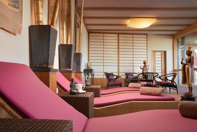 Entspannen Sie in den komfortablen Liegen des Spa Bereiches