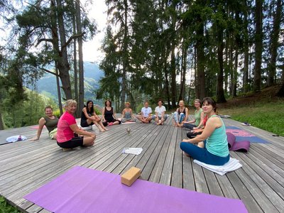 Strahlende Yogi nach dem Üben in der Natur