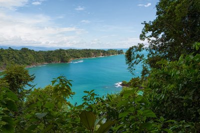 Ausblick auf die türkisfarbene Bucht