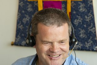 NEUE WEGE Mitarbeiter Wolfgang Keller am Telefon