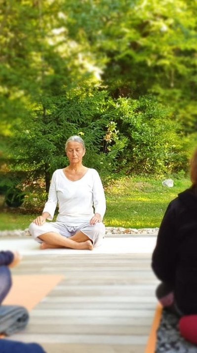 Meditation unter freiem Himmel im Hotel Balatura
