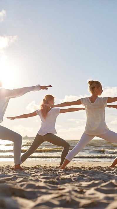 Üben Sie Yoga gemeinsam am Strand mit Gleichgesinnten