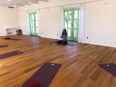 Im hellen Yogaraum mit Meditation in den Tag starten