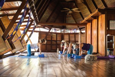 Gemeinsam in der Gruppe Yoga üben