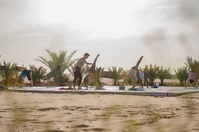 Gemeinsame Yoga-Einheiten im Wüstencamp