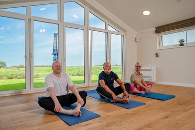 Gemeinsam üben im hellen Yogaraum des Nordsee-Hotel