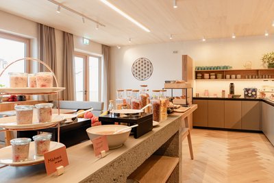 Gemütlich in den Tag starten im Frühstücksraum