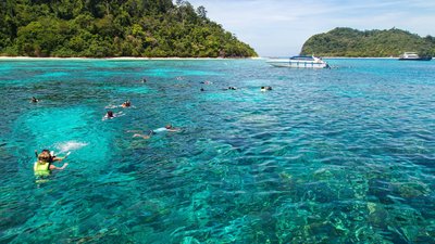 Schnorcheln in den tiefblauen Gewässern der Meeres Buchten von Thailand