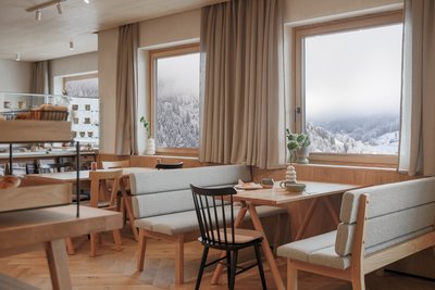 Genießen und dabei in die weite Bergwelt blicken