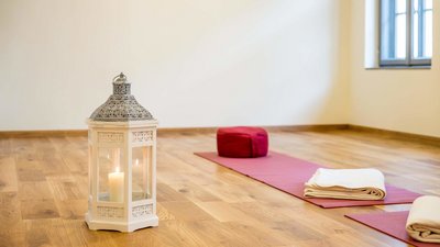 Erleben Sie wohltuende Yoga-Einheiten in dem wunderschönen Seminarraum