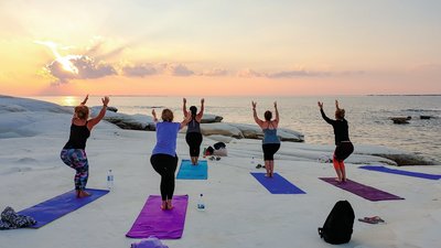 Wer träumt davon am Strand Yoga zu machen - in den Cyprus Villages ist das möglich
