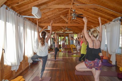 Die Holzkonstruktion der Yogahalle versprüht eine erdende Energie.