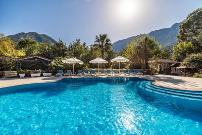 Sonnen tanken am Pool der LYKIA Lodge