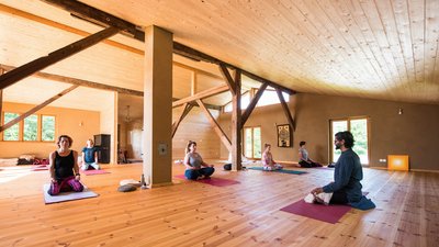 Großzügiger Yoga-Raum im Haus am Watt
