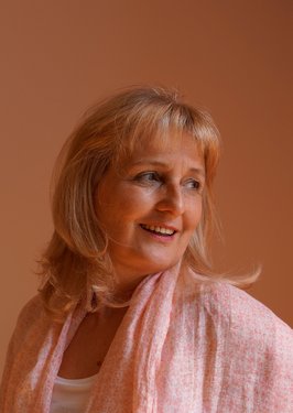 NEUE WEGE Yogalehrerin Christine Hinterreiter NEUE WEGE Yogalehrerin Christine Hinterreiter