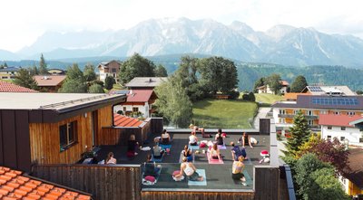 Yoga üben mit Blick auf die Berge