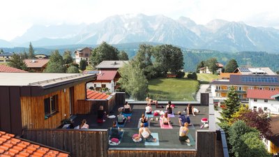 Yoga üben mit Blick auf die Berge
