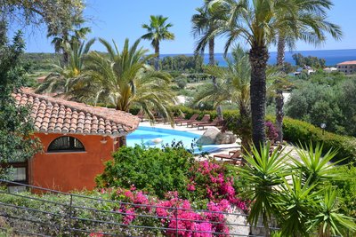 Ein Blick zum Träumen - Das Hotel Galanìas mit Palmen, Pool und Meerblick