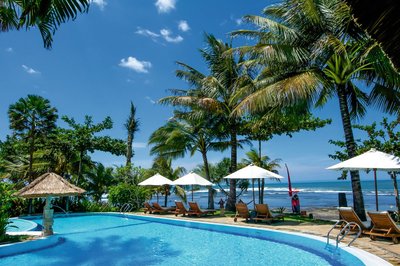 Der Pool mit Meerblick und Wasser aus der eigenen Süßwasserquelle lädt zum Entspannen ein