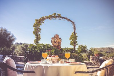 Das Frühstück auf der Finca Son Mola Vell auf Mallorca kann sich sehen lassen: hausgemachte vegetarische Dips, eine große Auswahl an spanischem Käse, frischer Obsalat und vieles mehr...