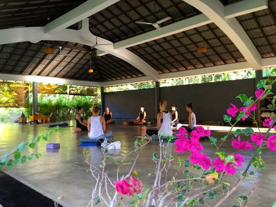 Die offen gestaltete Yogahalle des Talalla bietet genügend Platz und einen unvergleichlichen Blick direkt auf den Strand