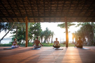 Die offen gestaltete Yogahalle des Talalla bietet genügend Platz und einen unvergleichlichen Blick direkt auf den Strand