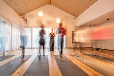 Üben Sie Yoga im lichtdurchfluteten Yogaraum des Hotel Gasthof Saalerwirt in Südtirol 