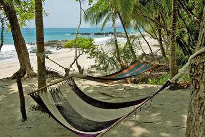 Die Hängematten am Strand laden zum verweilen ein