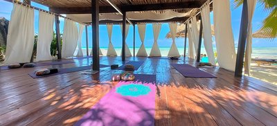 Yoga üben mit Blick auf das Meer