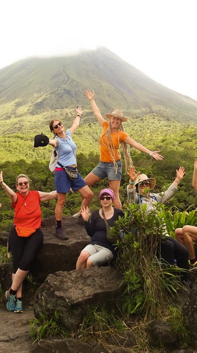 Fröhliche Yogis am Volkan Arenal