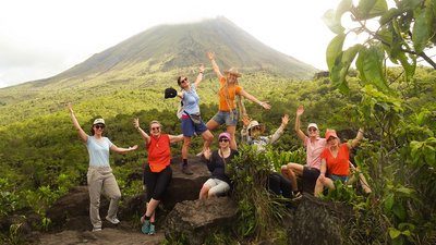 Fröhliche Yogis am Volkan Arenal