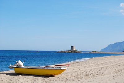 Entspannen Sie am menschenleeren Strand von Torre di Bari