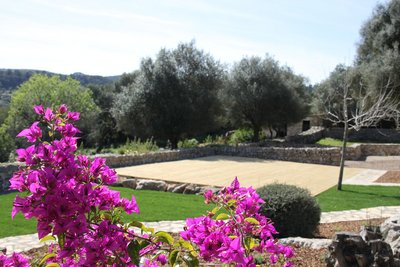 Idyllisch in den Garten der Finca Son Mola Vell gebettet bietet die Yoga Plattform einen herrlichen Ort der Entspannung und des Rückzugs