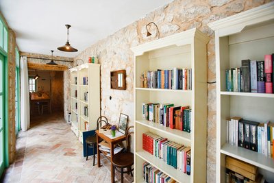 Das Hotel Balatura verfügt über eine große Auswahl an Büchern, lesen Sie doch eines im schönen Garten!