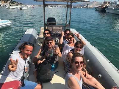 Entspannen Sie bei einer gemeinsamen Bootstour in Kroatien
