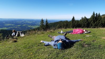 Sich nach einer Wanderung auf den grünen Bergwiesen ausruhen