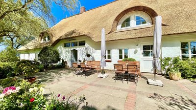 In der Sonne auf der Terrasse entspannen