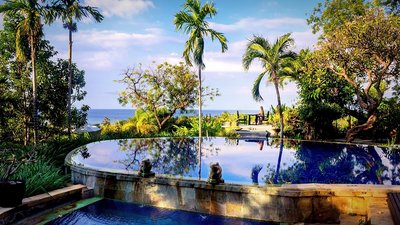 Der liebevoll anlegte Pool mit Blick auf das Meer