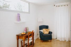 Gemütliche Sitzecke im Zimmer der Kursleitenden Gemütliche Sitzecke im Zimmer der Kursleitenden