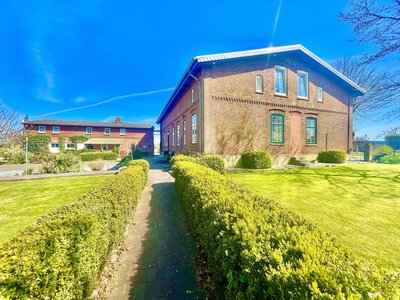 Das Haupthaus mit umliegendem grünen Garten