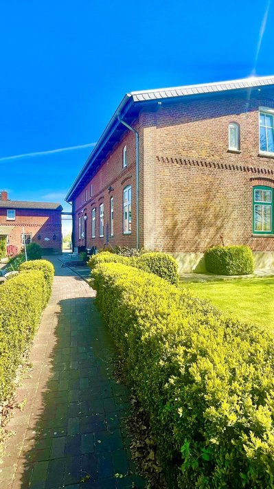 Das Haupthaus mit umliegendem grünen Garten