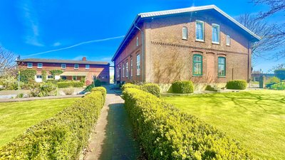 Das Haupthaus mit umliegendem grünen Garten
