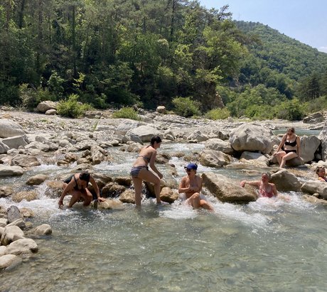 Menschen baden in einem Fluss in Frankreich
