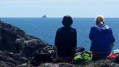 Auf den Klippen der Sheepshead Halbinsel weit auf den Ozean hinaus blicken