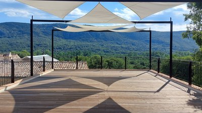 Genießen Sie von der Yoga-Plattform den Blick in die Natur